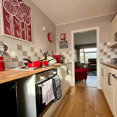 2 Bedroom Seaview Apartment Tenby Esterno foto
