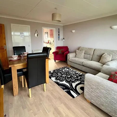 2 Bedroom Seaview Apartment Tenby Esterno foto