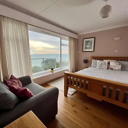 2 Bedroom Seaview Apartment Tenby Esterno foto